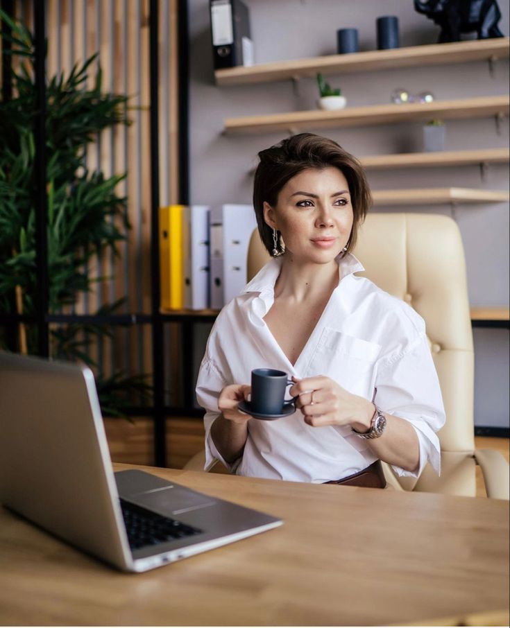 Moderne Holzstruktur in industrieller Werksfertigung