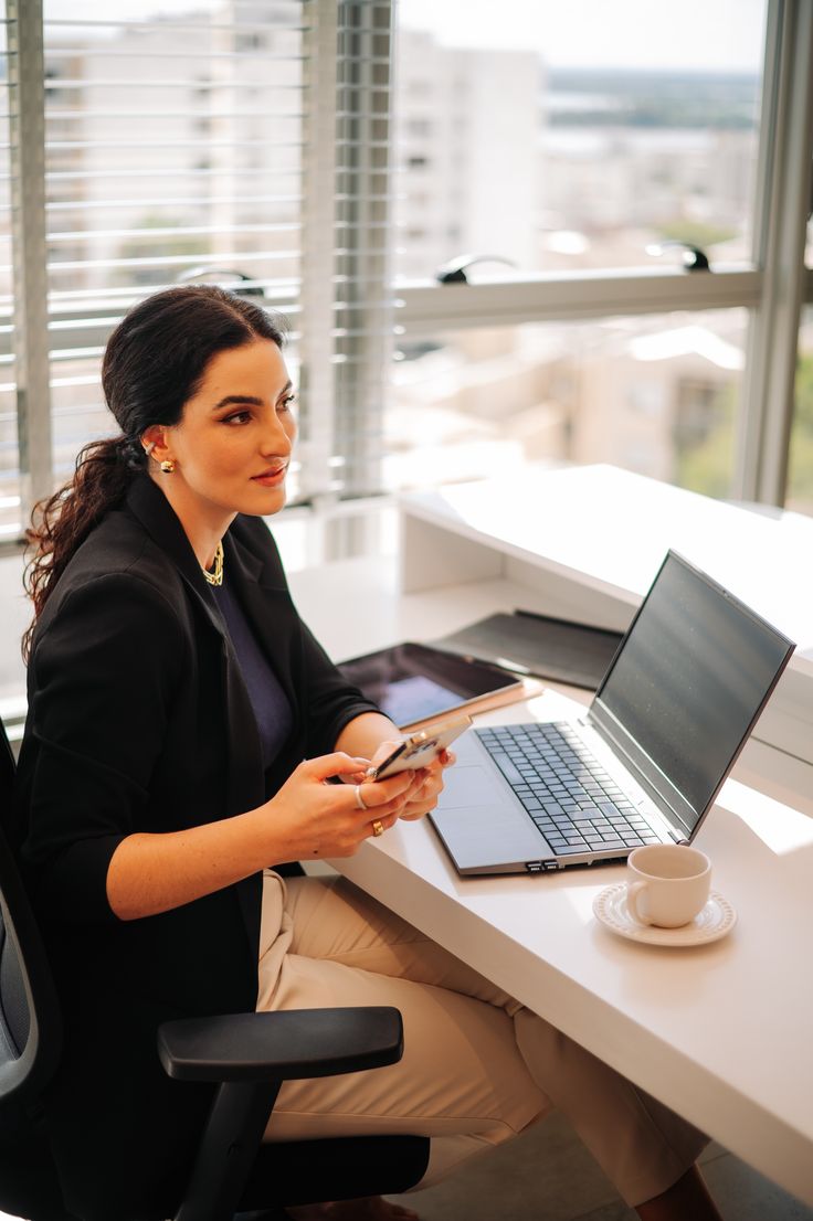 Architektin prüft digitale Baupläne auf einem Tablet